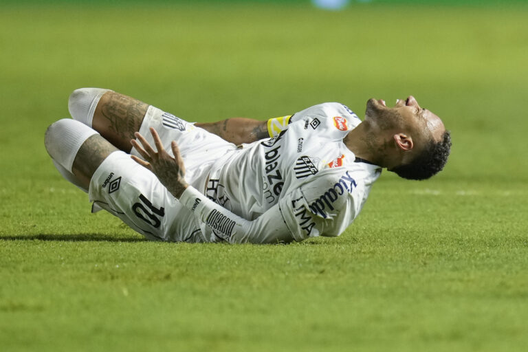 Neymar Suffers New Muscle Injury