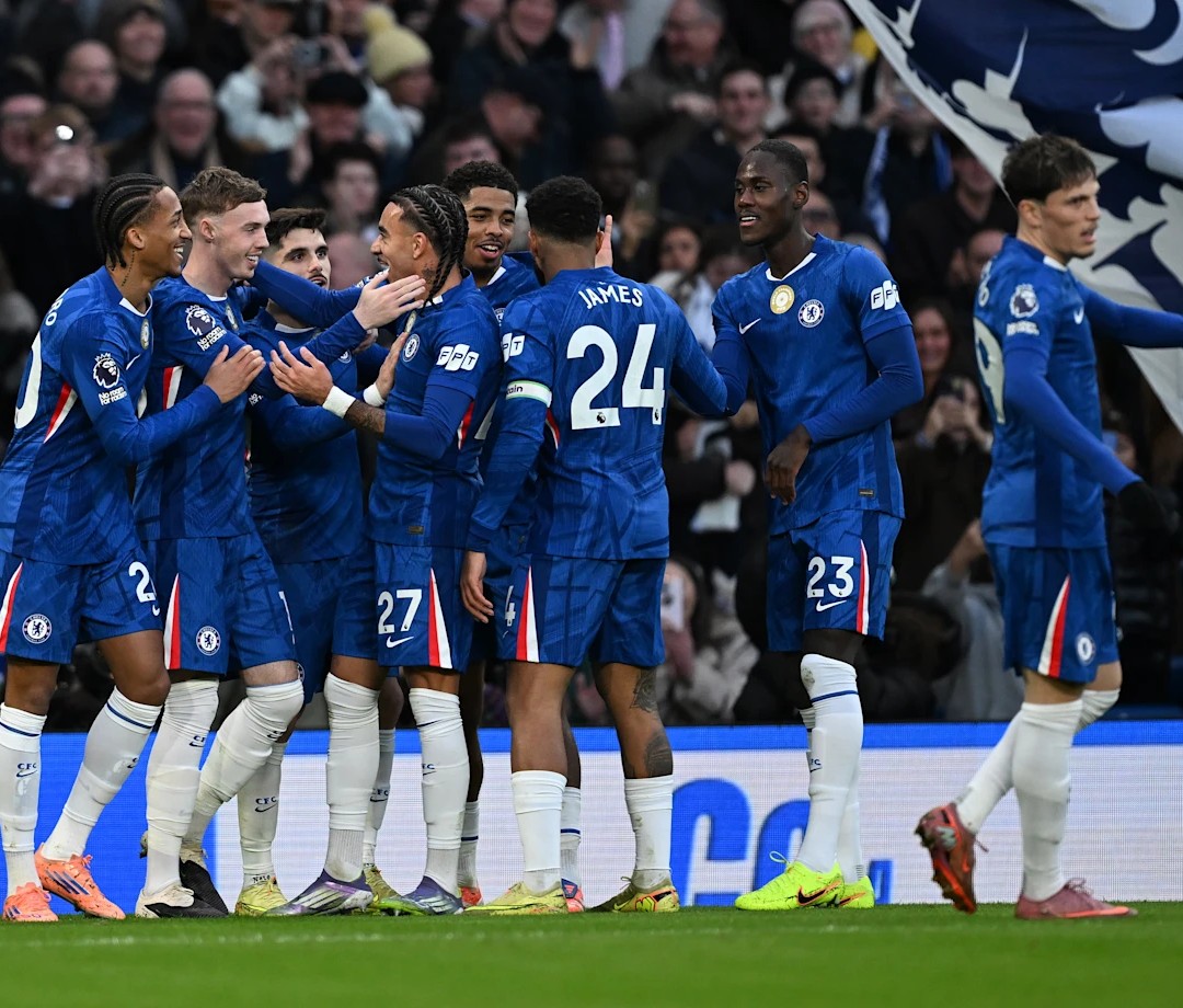 Chelsea_players_celebrate_together_